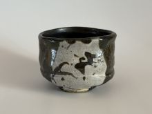 坪島土平　黒織部鳥文茶碗