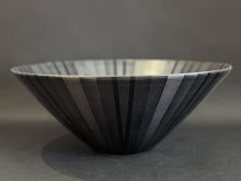 久田重義　鉄釉縞文花器